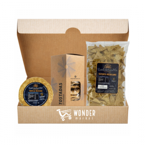 caja de wondermarket de carton con tortillas frescas, tostadas de maiz y totopos mexicanos